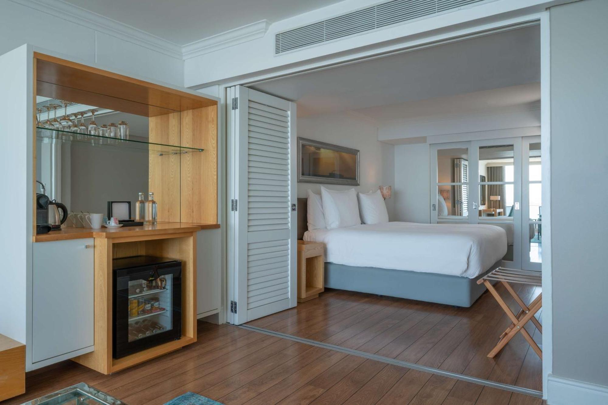 Radisson Collection Hotel, Waterfront Hotel