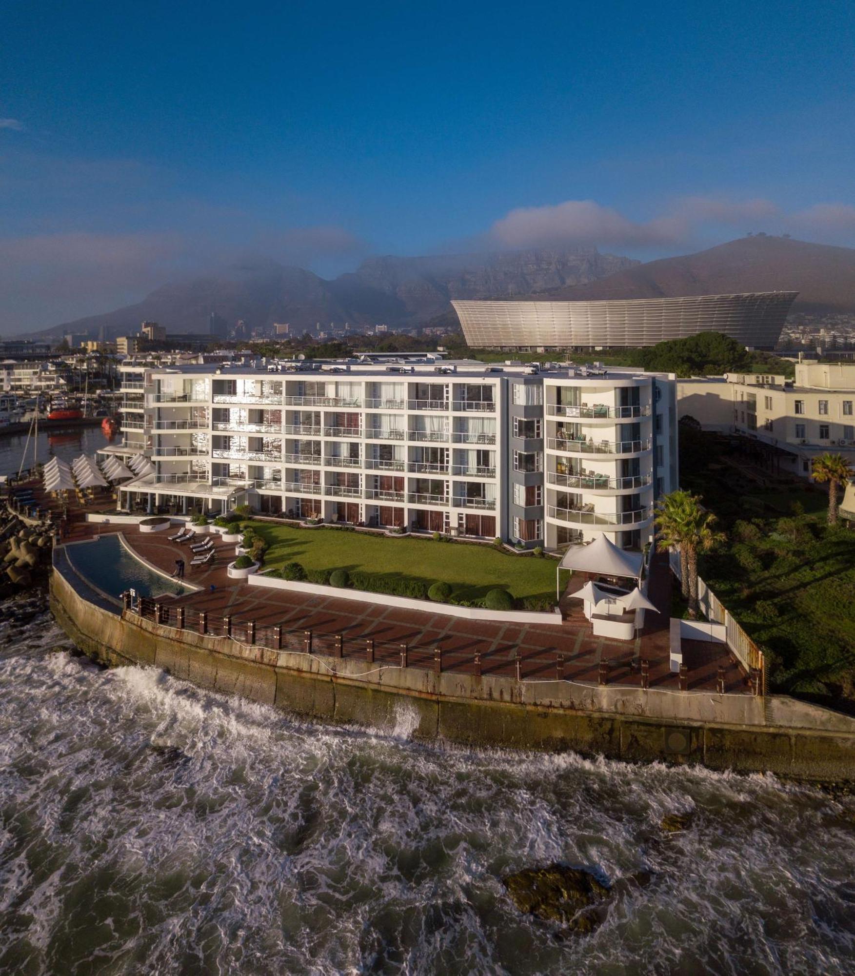 Radisson Collection Hotel, Waterfront Hotel